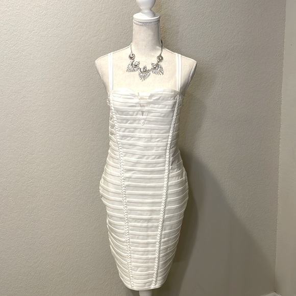 Dresses & Skirts - Bodycon hourglass fitted white dress 💎 NWOT
